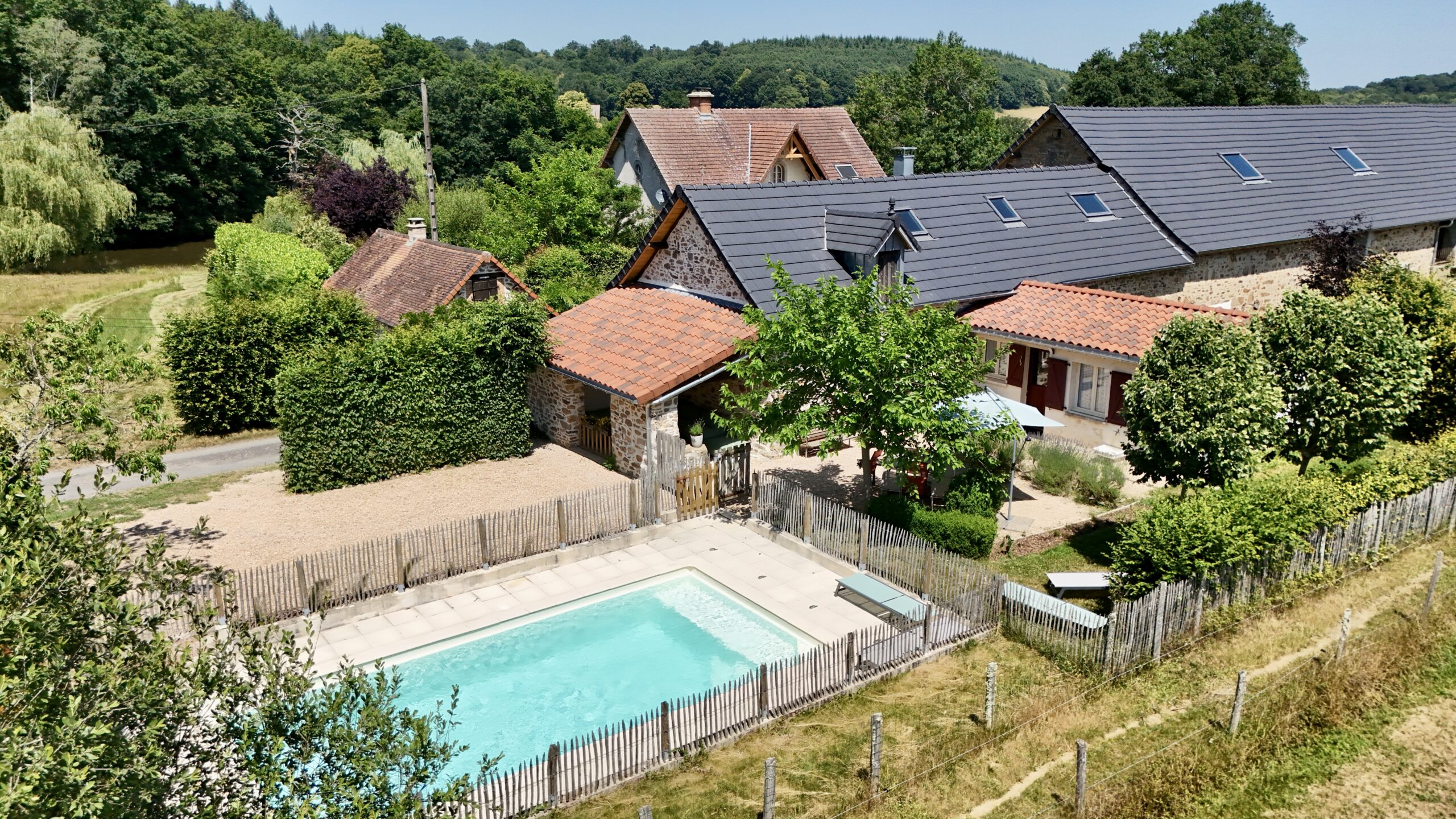 Photo Gîte la Bergerie et sa piscine privative de face